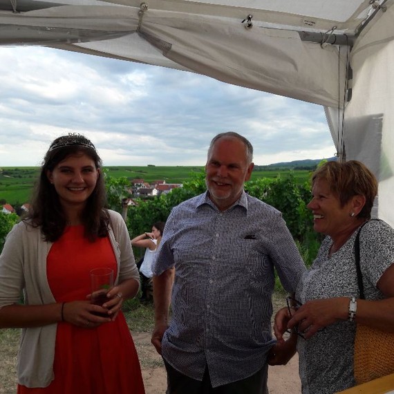 Bild Weinprinzessin Annalena Götz mit Gerda & Bernhard.JPG